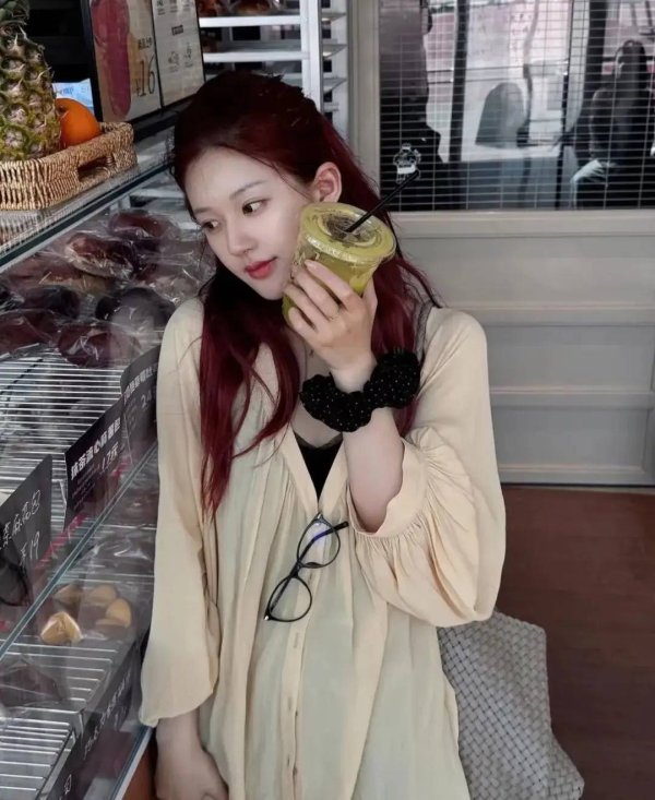 联丰优配 26岁赵露思晒自拍，新染红发秒变甜妹！