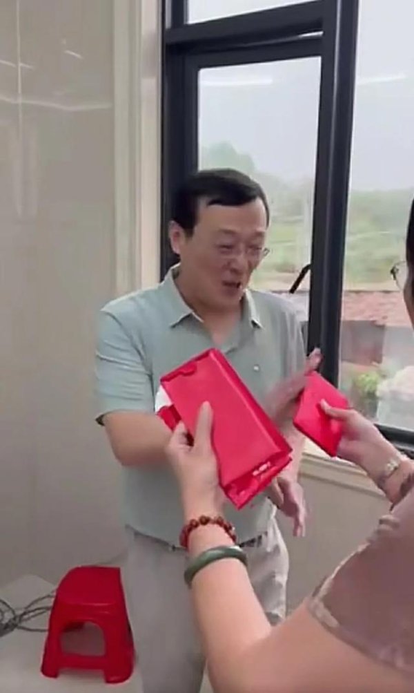 优配网 瑾汐爸妈发红包够豪气 宴会上养家哥哥哭得像孩子 瑾汐发言感动众人