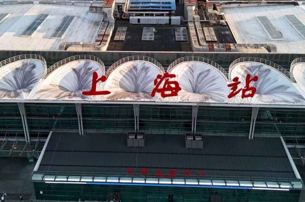 火山策略 青年团队给上海火车站穿上新款“雨衣”